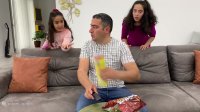 برنامه کودک خانواده - اسما و آسیه پدر را هیپنوتیزم می کنند - کارتون کودک
